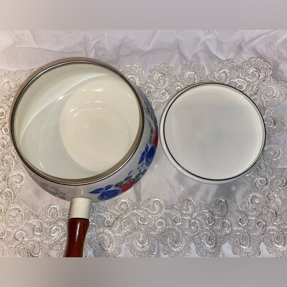 3/55$ Cottage core Vintage 1970s Enamelware Pot with‎ wood handles - Picture 2 of 16